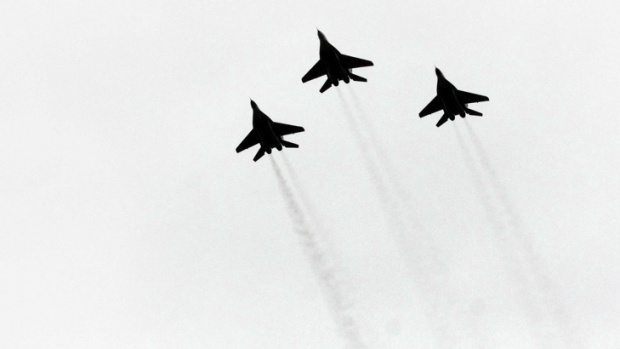 Поправки в закона за отбраната уреждат властта да лети и с военните самолети