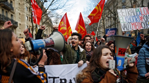 Протести срещу приетите спорни трудови реформи заляха Франция