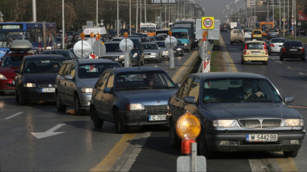 Огромни задръствания изнервиха софиянци - общината мие улици в час пик