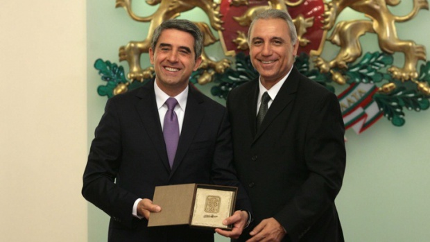 Плевнелиев отличи Стоичков с почетния знак на президента