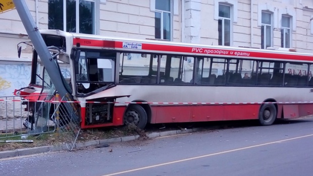 Автобус на градския транспорт се заби в електрически стълб във Варна, има пострадали