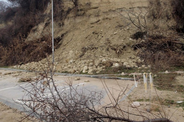 Тонове земна маса блокираха пътя към три села в Разложко
