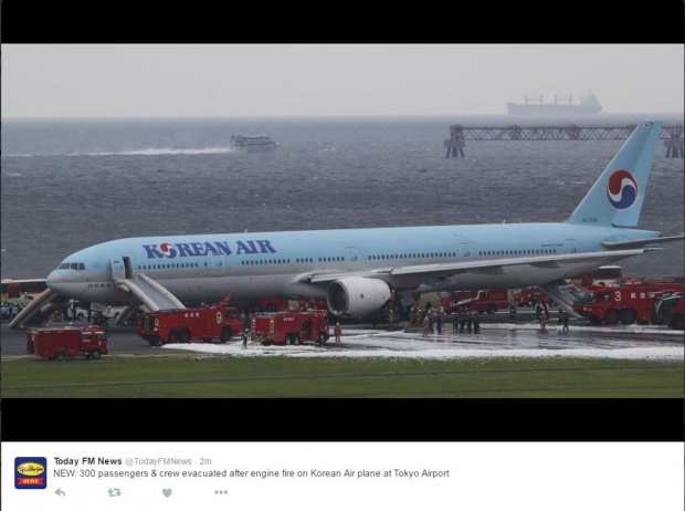 Самолет се запали на летище в Токио