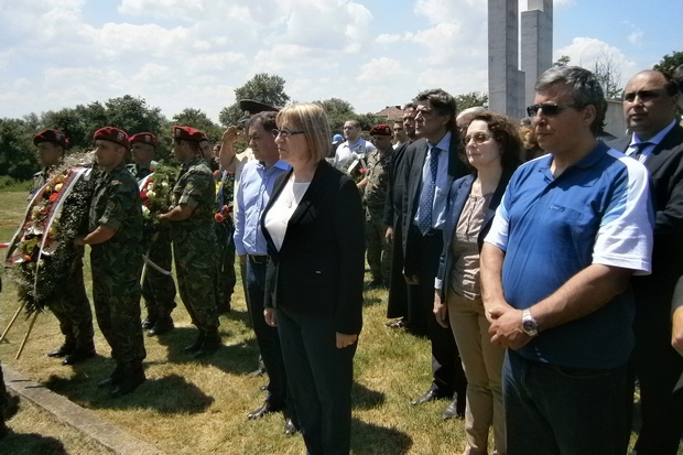 Стотици се преклониха пред жертвите на тоталитаризма край Белене