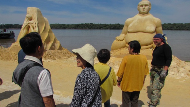 Японски туристи се влюбиха в пясъчна фигура на Котоошу в Русе