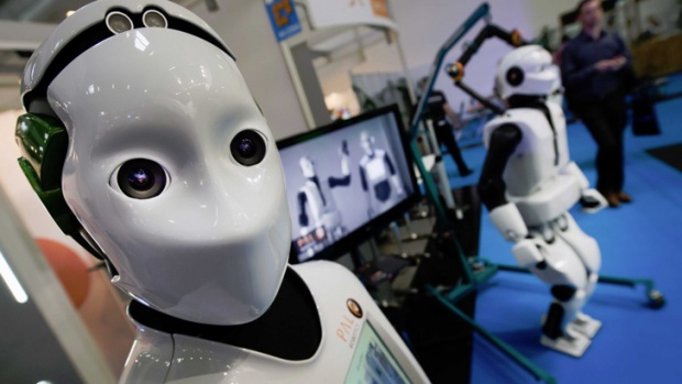 Учени правят тестове с роботи - учат ги да чувстват болка