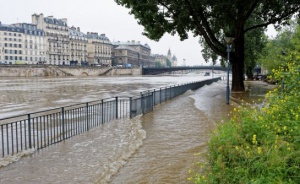 Опустошителни бури в Западна Европа - Франция затвори Лувъра, Германия бедства