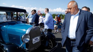 България подобри рекорд на Гинес за най-дълга колона автомобили "Форд"