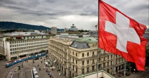 Швейцария гласува на референдум за гарантиран месечен доход от 2500 франка "на калпак"