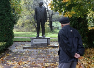Хората ходят на паметника на Живков заради безплатното здравеопазване и образование, умили се Антон Кутев