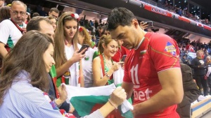 Владо Николов с приз от Европейската волейболна федерация