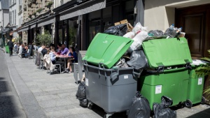 Париж "посреща" Евро 2016 затънал в боклуци