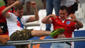 Кошмарът Евро 2016: Схватки между запалянковци, окървавени глави и фен в предсмъртно състояние