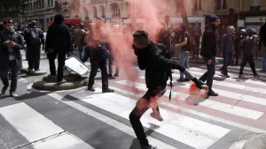 Нови сблъсъци между полиция и протестиращи в Париж