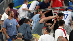 Изхвърлят Русия от Евро 2016 при нова изцепка на феновете