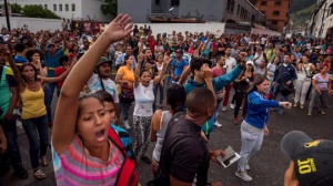 Трета жертва взеха безредиците във Венецуела! Полицията застреля 17-годишен в главата