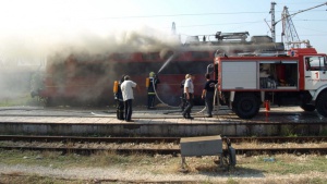Дим в локомотива спря бързия влак от Бургас за София
