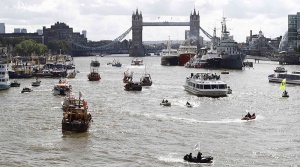 Двата лагера за референдума във Великобритания се сблъскаха с флотилии в река Темза