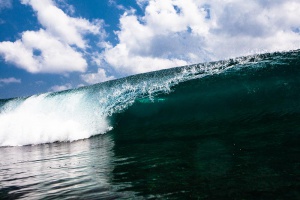 Гигантски вълни на остров Бали убиха двама души