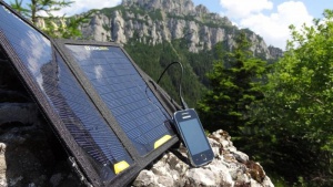Монтираха соларни зарядни за смартфони за бежанците в Гърция