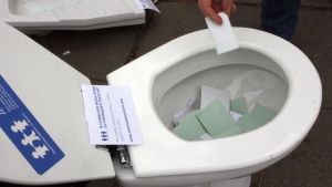 Народното събрание плаща четвърт милион лева за тоалетна хартия, сапуни, метли и парцали