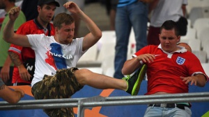 От Франция са екстрадирани 20 руски запалянковци, задържани след масовите сбивания след мача на Русия с Англия