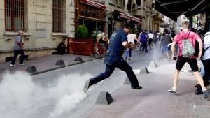 Турската полиция разгони със сълзотворен газ и гумени куршуми гей парада в Истанбул