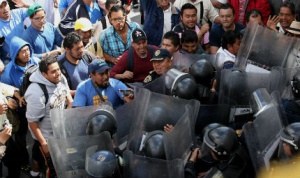 Сблъсъци между учители и полиция в Мексико: 100 души са ранени