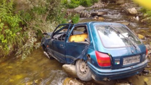 Автомобил прехвърча през пътя Банско-Симитли и кацна в река (ВИДЕО)
