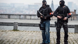 Полицията в Брюксел на крак след открита жилетка с експлозиви