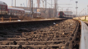 Зачестяват атаките с камъни срещу влаковете, Московски иска спецзвено да дебне хулиганите