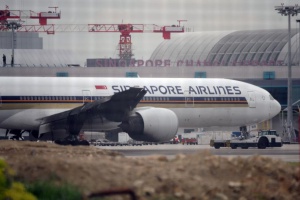 Самолет на сингапурските линии се запали при аварийно кацане, няма пострадали