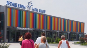 Руски туристи чакат над осем часа във Варна полета си за Москва