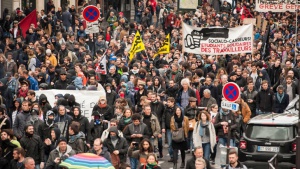 Френският Сенат гласува проект за реформа на пазара на труда, предизвикал масови протести