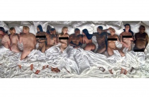 Канйе Уест с нов скандален клип, пълен с голи спящи знаменитости