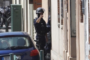 В мрежата изтекоха лични данни на повече от 100 000 френски полицаи