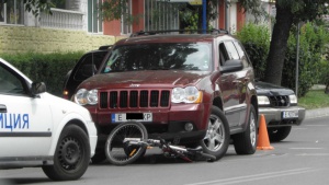 Джип блъсна дете с велосипед пред полицията в Благоевград