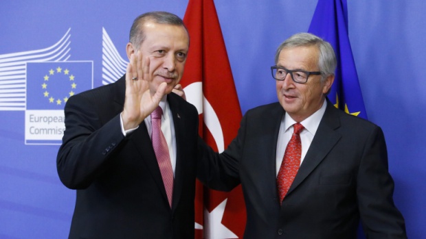 Юнкер към Ердоган: Да не си помисля да отменя сделката за бежанците
