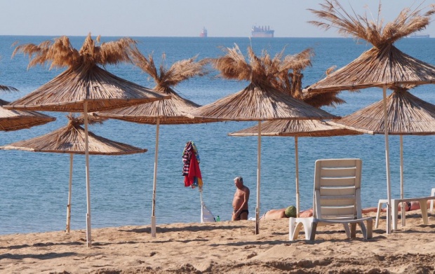 Обещават другото лято чадърите и шезлонгите по морето да са по-евтини