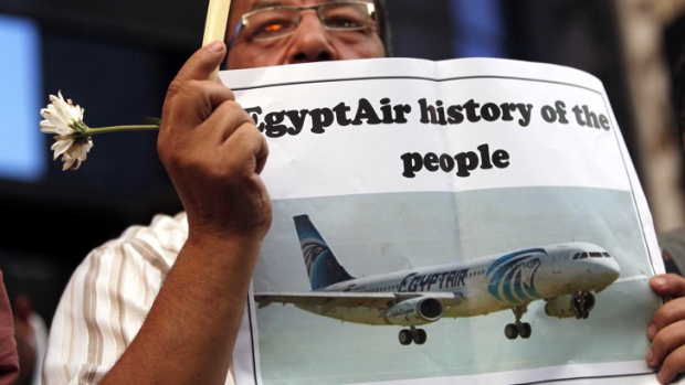 Разбилият се египетският самолет е имал три опита за аварийно кацане ден преди катастрофата
