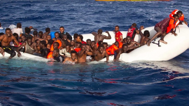 Лодка, пълна с мигранти потъна край остров Крит