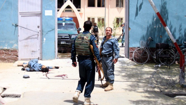 Седем жертви при атака на талибаните срещу провинциален съд в Афганистан