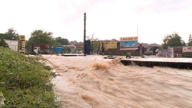Пороен дъжд се изсипа във Варна и Стара Загора и превърна улиците в реки