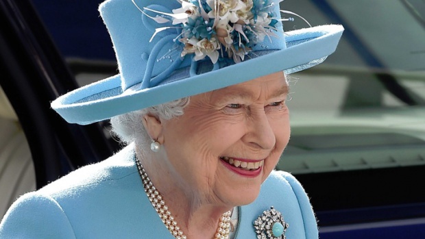 10 хиляди души поздравиха британската кралица Елизабет II на улично парти
