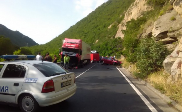 Десетки катастрофи в страната за 24 часа