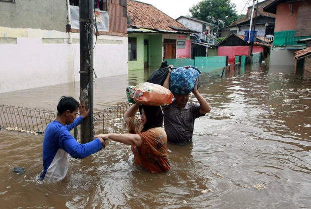 Наводнения в Индонезия взеха 24 жертви
