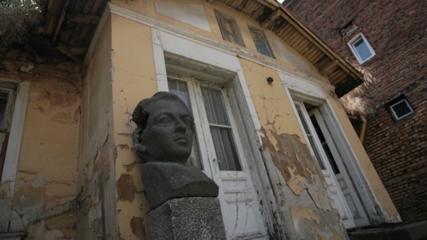 Обновяване на къщата-музей на поета Христо Смирненски