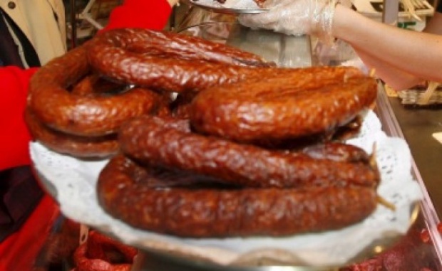 Акция разкри 30 тона месо и салами с "нов срок на годност" в склад в София