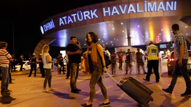 Броят на жертвите на атентата в Истанбул се увеличава (ВИДЕО)