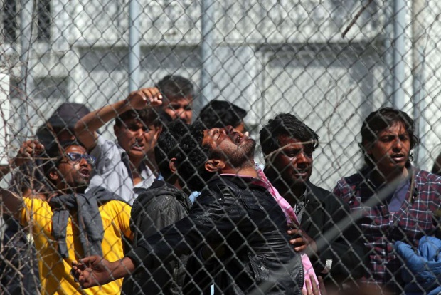 Лекари без граници докладваха за брутално отношение на гръцки надзиратели към бежанци в имигрантски лагер